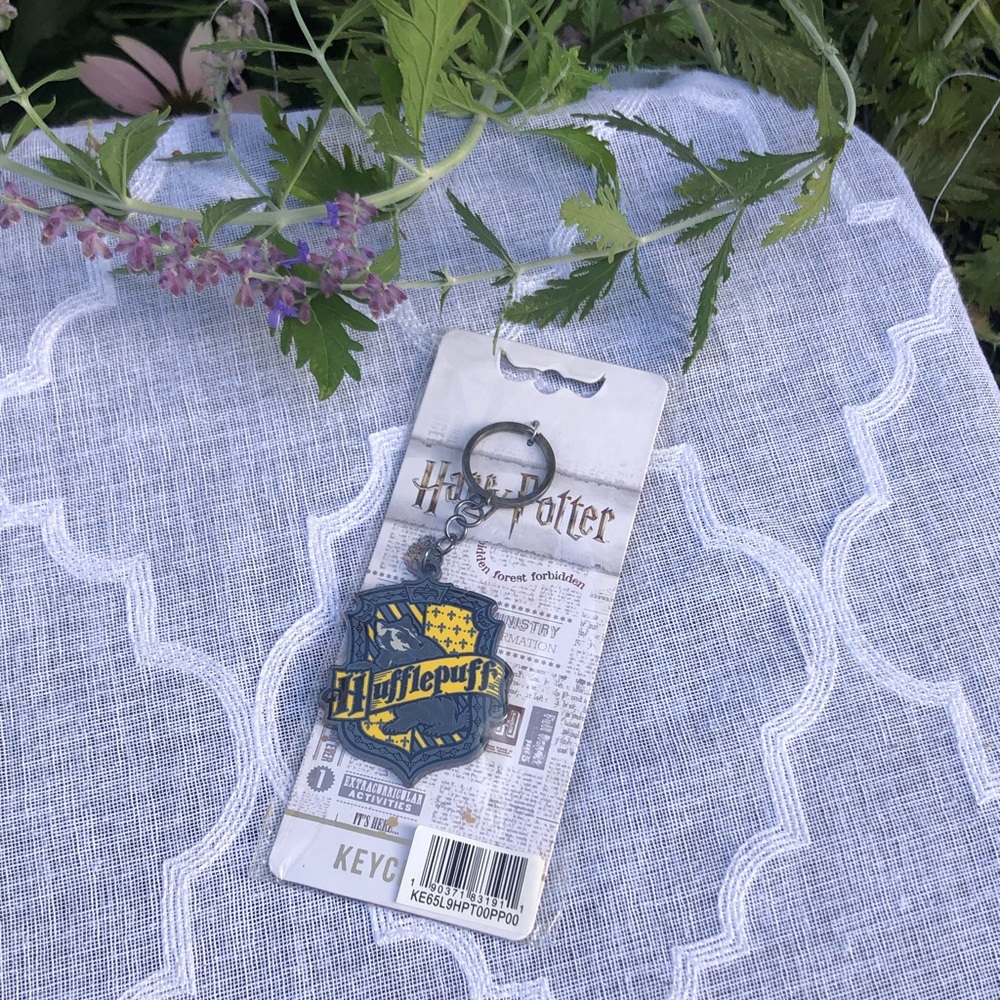 HARRY POTTER Hufflepuff House crest silver & yellow keychain NWT